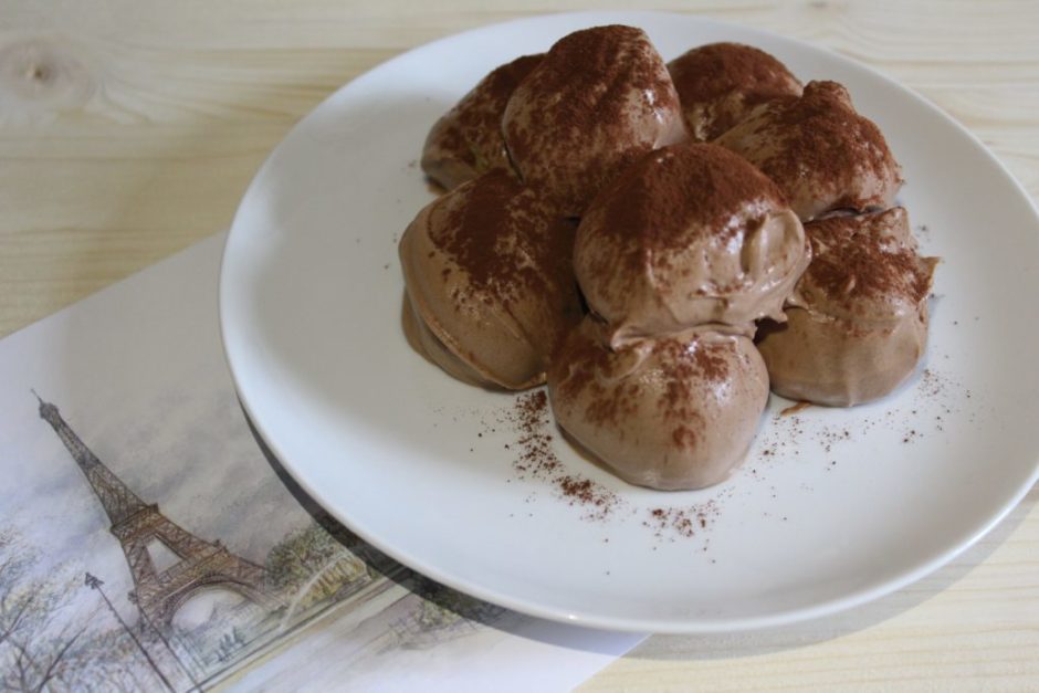 profiteroles al cioccolato con crema pasticcera