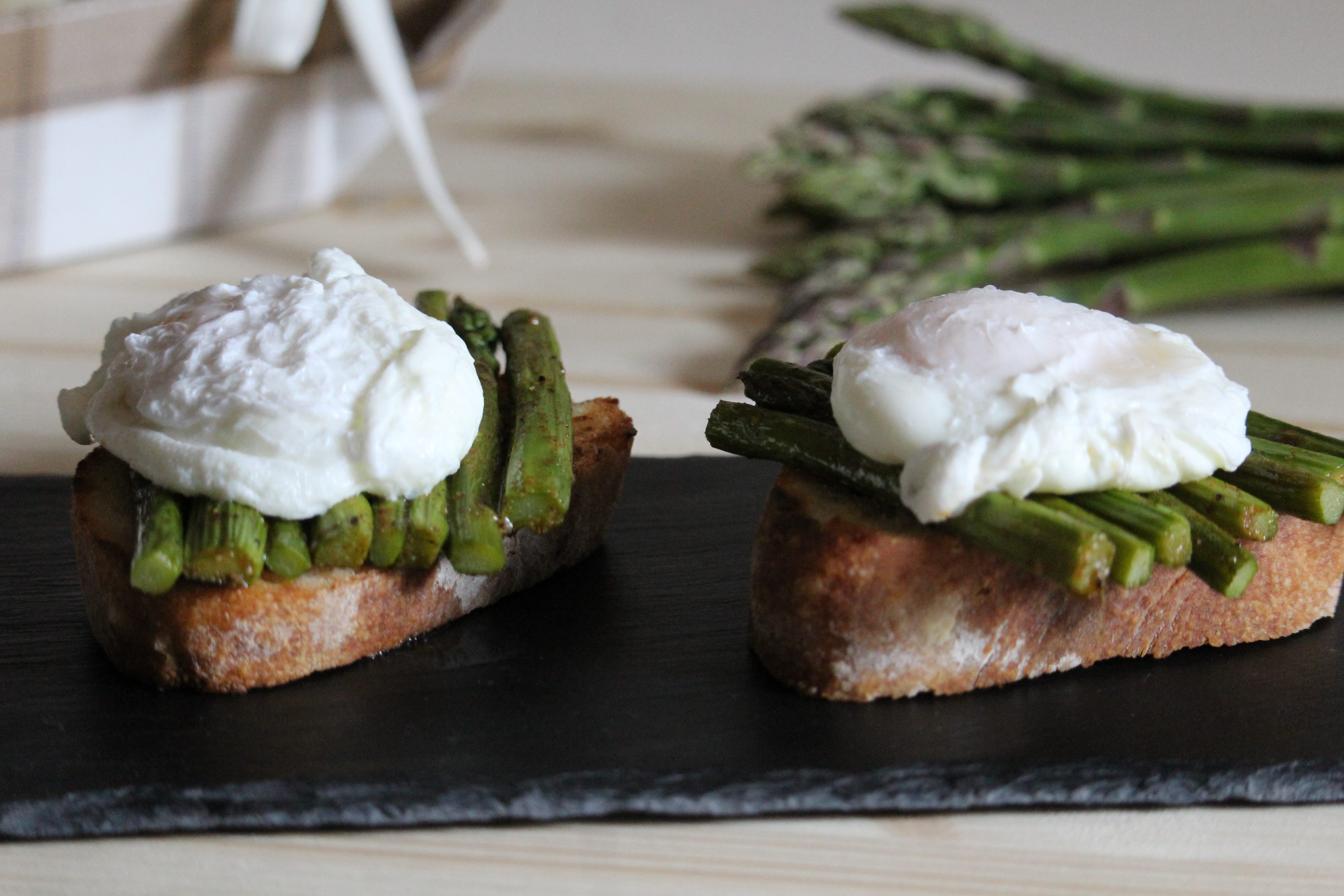 uovo in camicia su bruschetta di asparagi