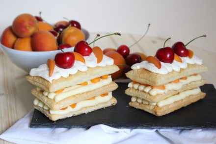 millefoglie con crema pasticcera e frutta estiva