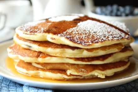 pancakes ai mirtilli con sciroppo d'acero