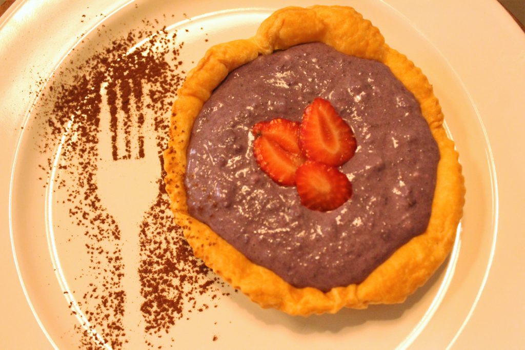 torta di patate viola guarnita con fragole fresche