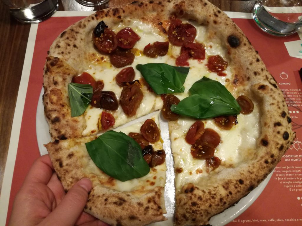 pizza con pomodoro tigrato e provola affumicata