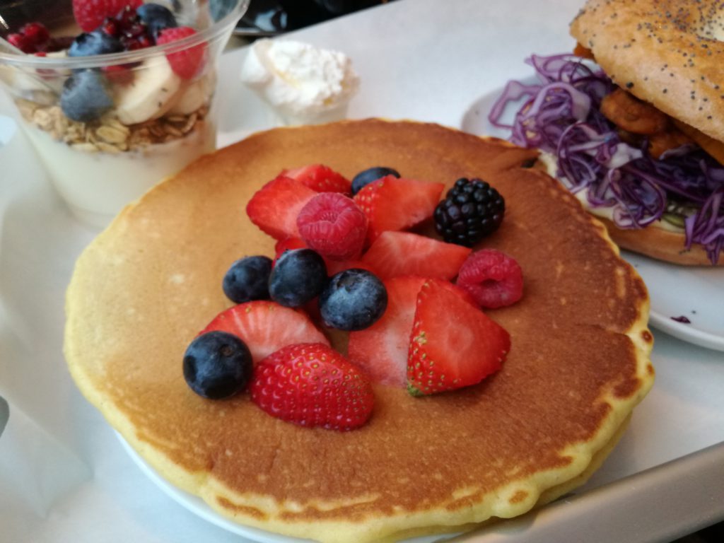 pancakes con frutta fresca