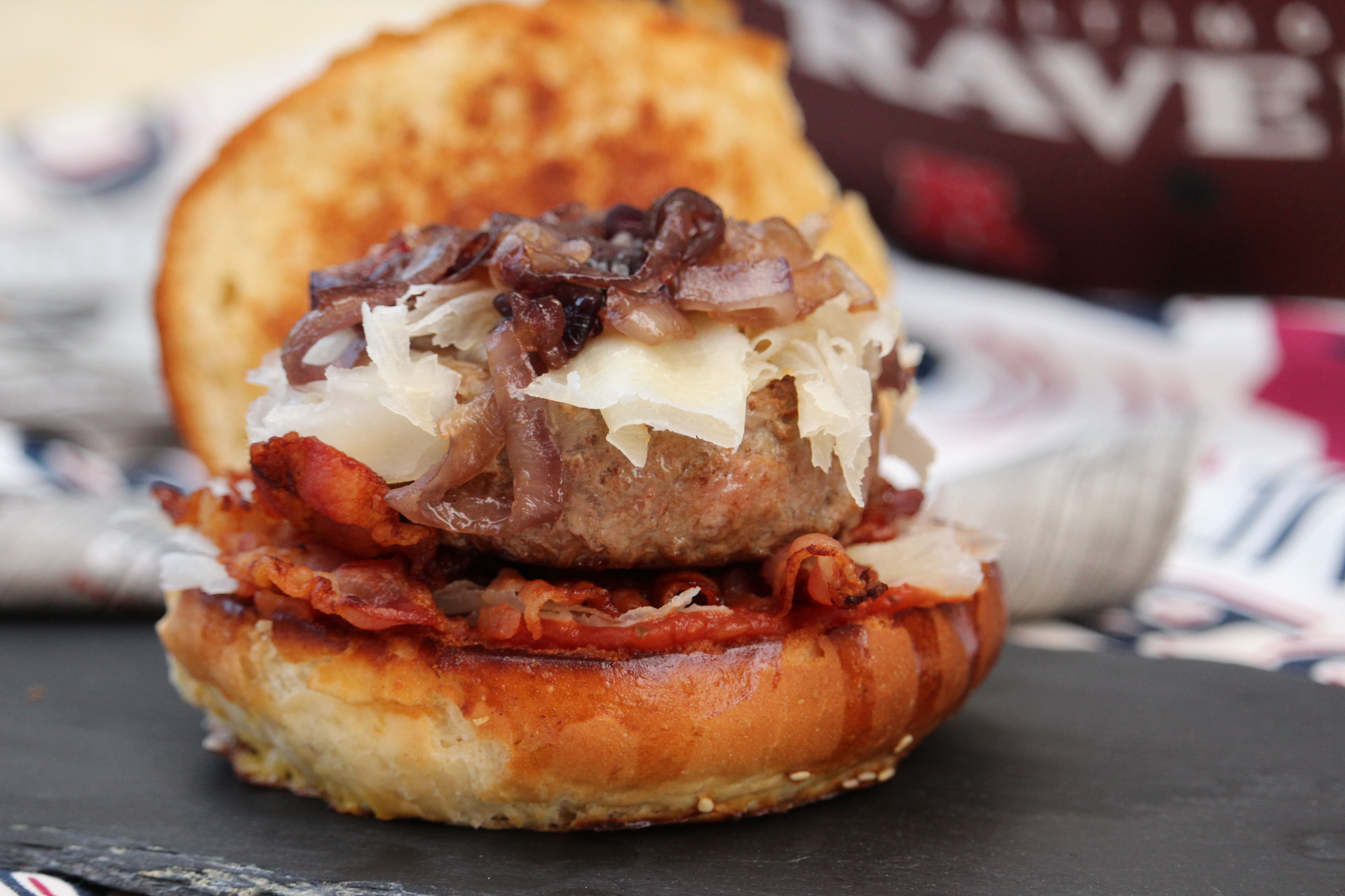 Hamburger con cipolla caramellata, bacon e raspadura