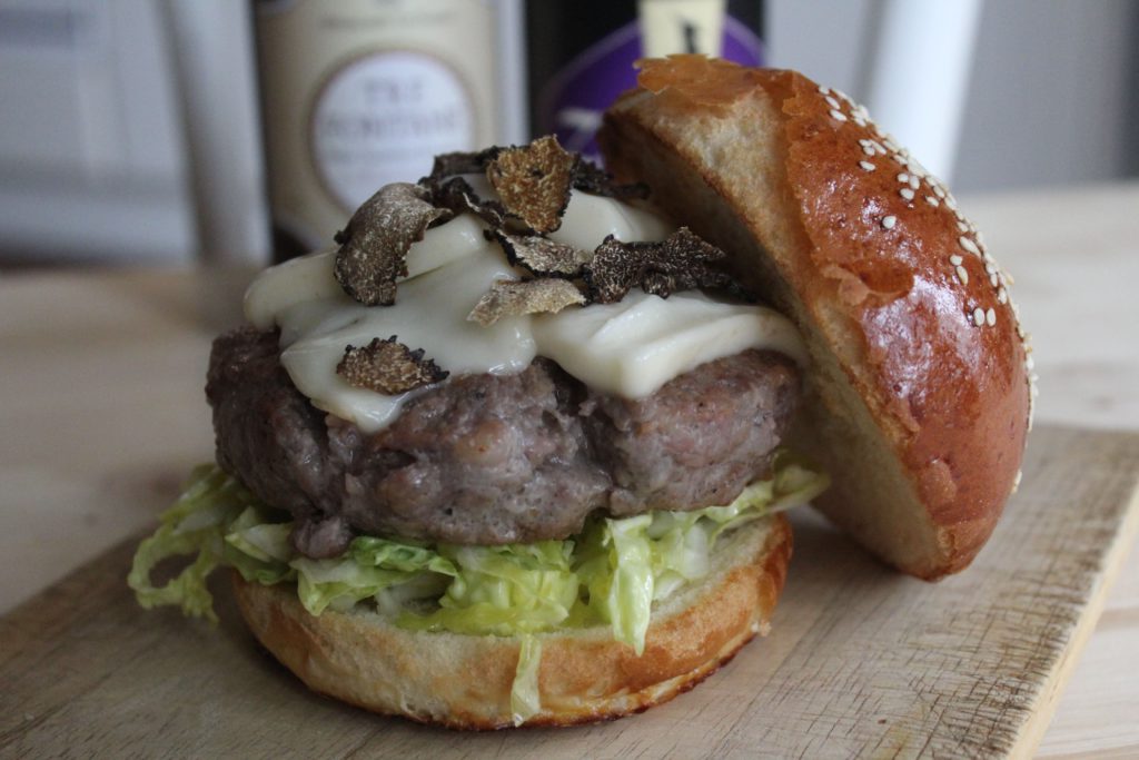 hamburger con taleggio e scaglie di tartufo