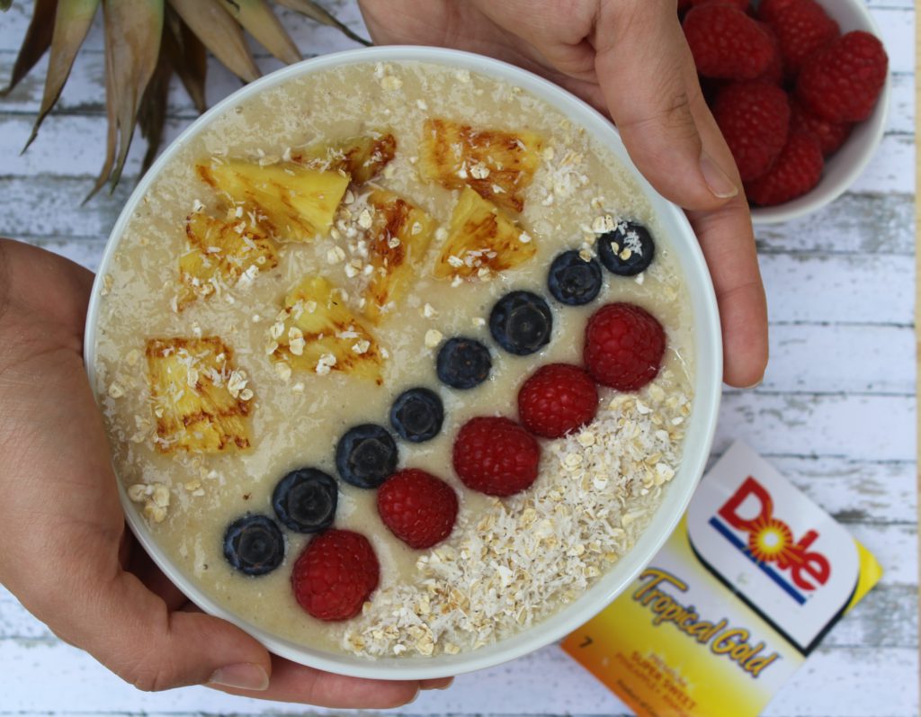 Smoothie bowl con banane e ananas