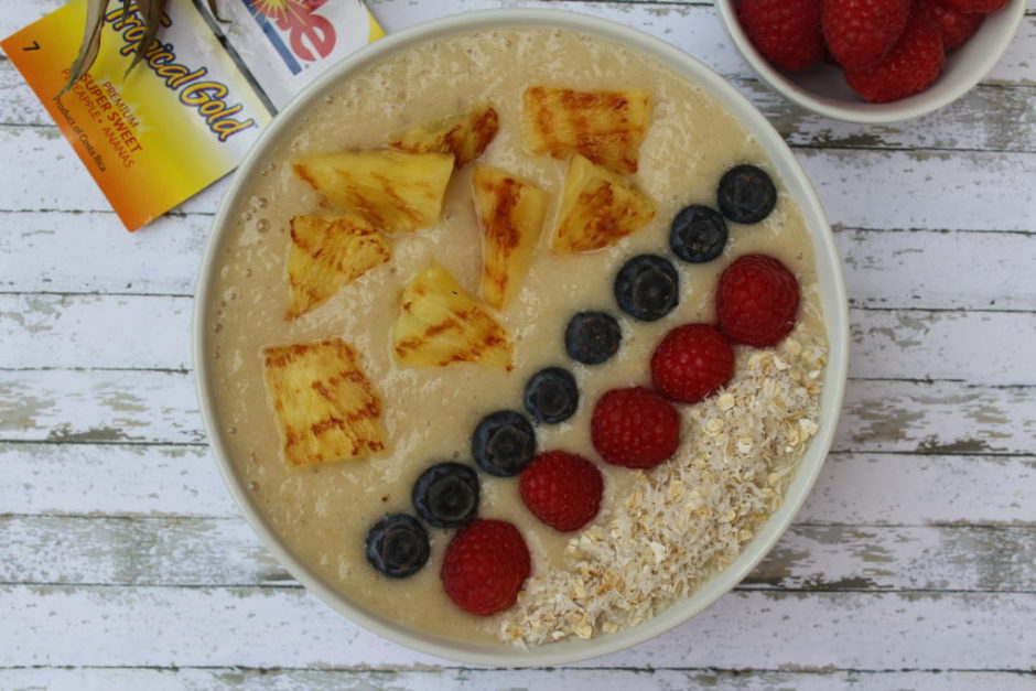 Smoothie bowl con banane e ananas