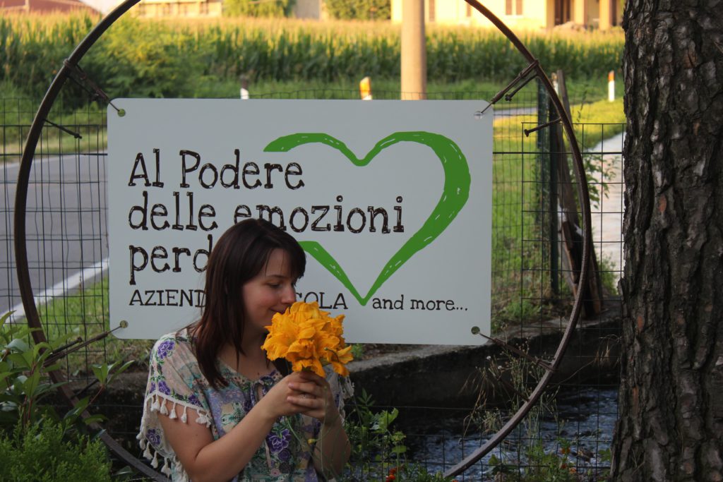 ragazza con mazzo di fiori