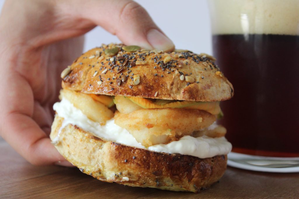 fish burger di totani fritti e stracciatella di mozzarella