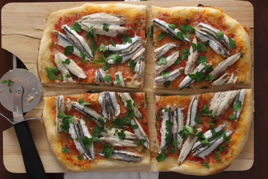 Pizza mediterranea con alici fresche