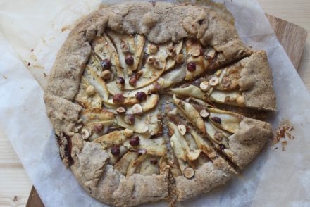 galette rustica di mele e nocciole