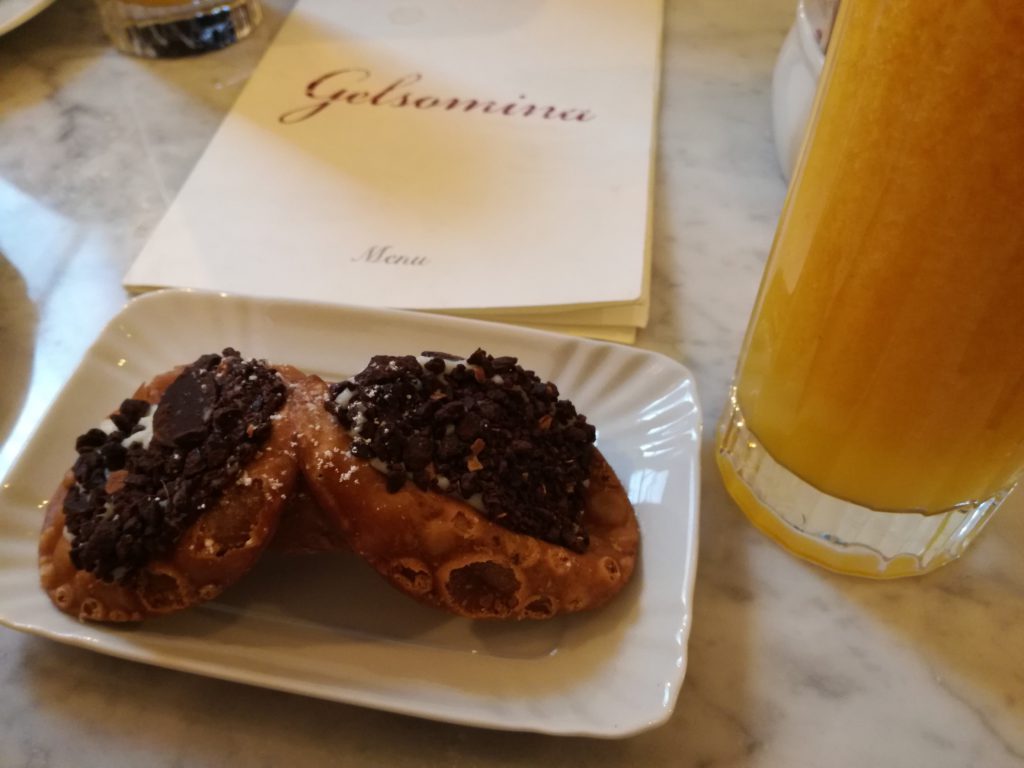 cannolo siciliano con cioccolato