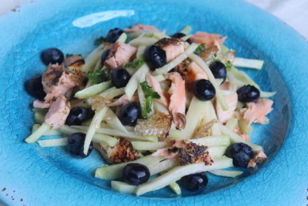 insalata cavolo rapa con salmone e mirtilli