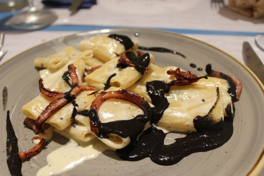 paccheri cacio e pepe al nero di seppia