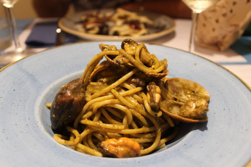 spaghetti ai frutti di mare con pesto alla trapanese