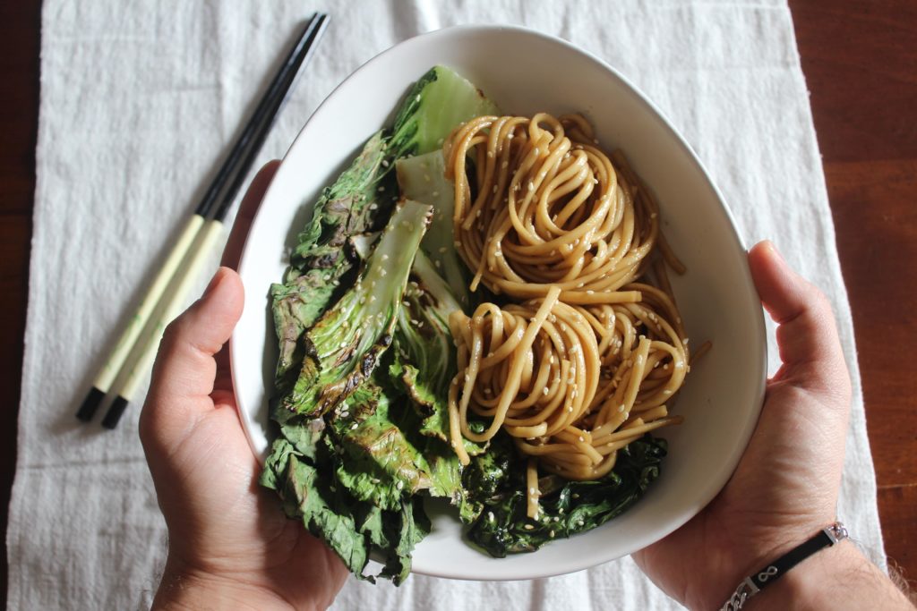 udon saltati con pak choi