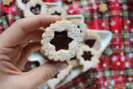 biscotti con composta di lamponi