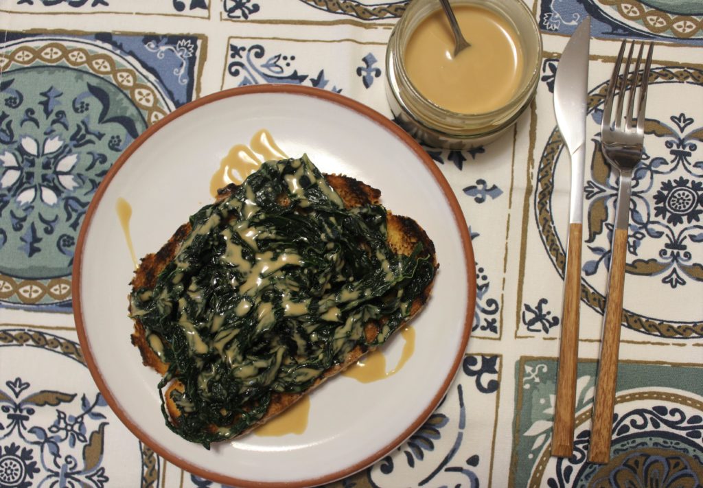 bruschetta con cavolo nero e crema di mandorle