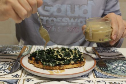 bruschetta con cavolo nero e crema di mandorle