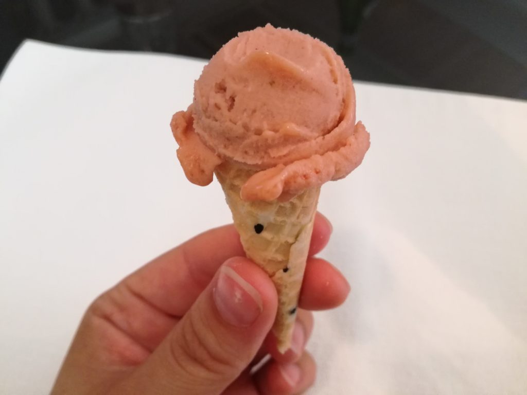 cono gelato con frutta di stagione