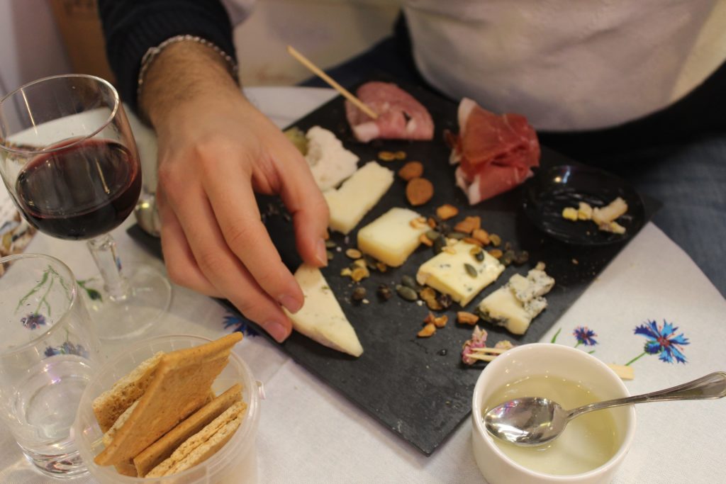 degustazione di formaggi piemontesi