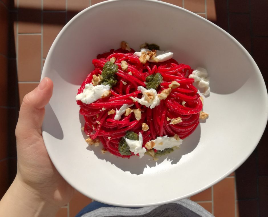 spaghetti con barbabietole e pesto