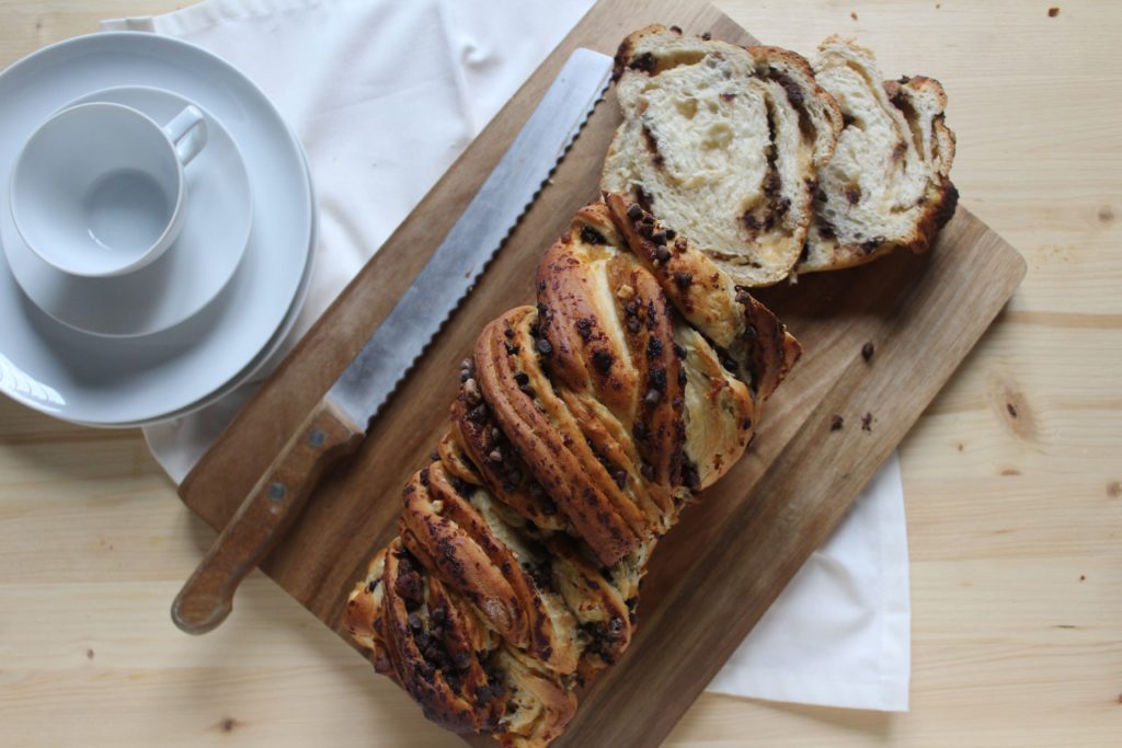 babka con pere caramellate e nocciole