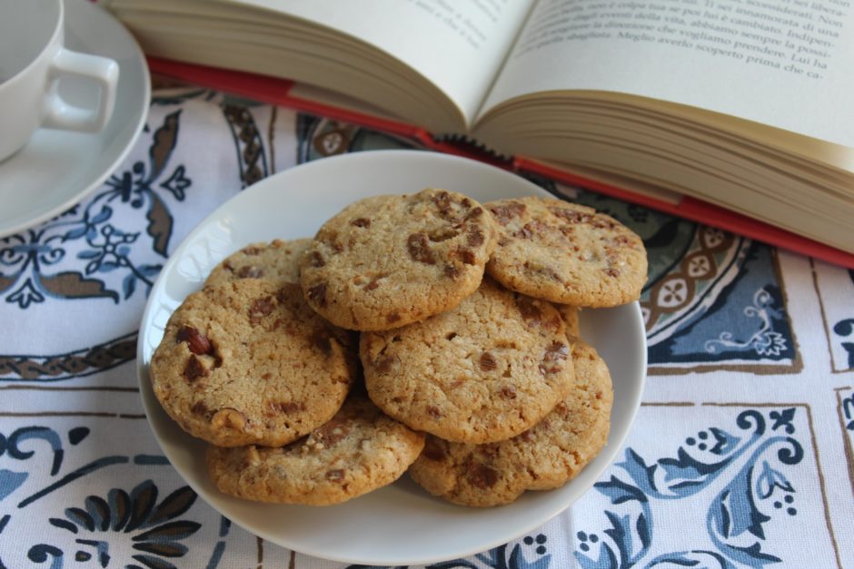 biscotti con nocciole e cioccolato