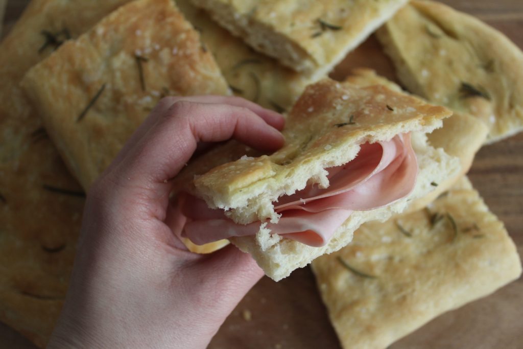 focaccia con mortadella