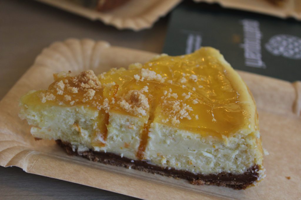 cheesecake al cioccolato bianco e scorza di arancia candite