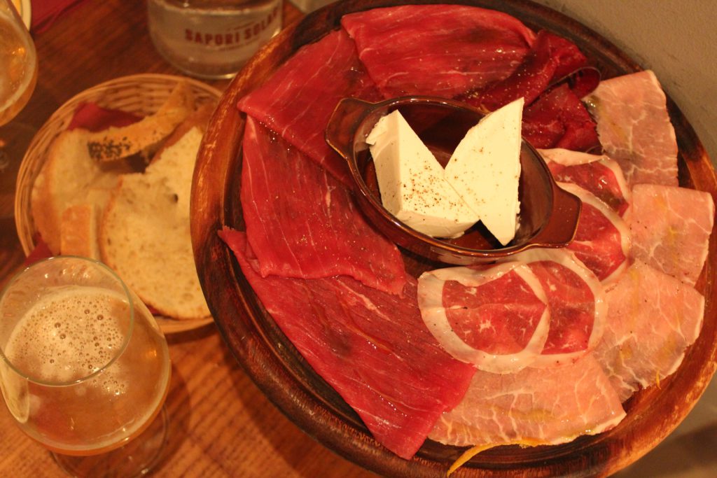 tagliere di salumi crudi