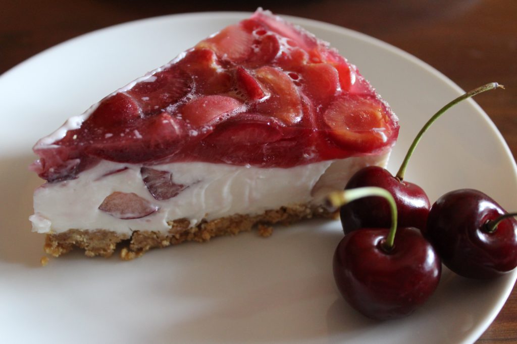 fetta di cheesecake alle ciliegie