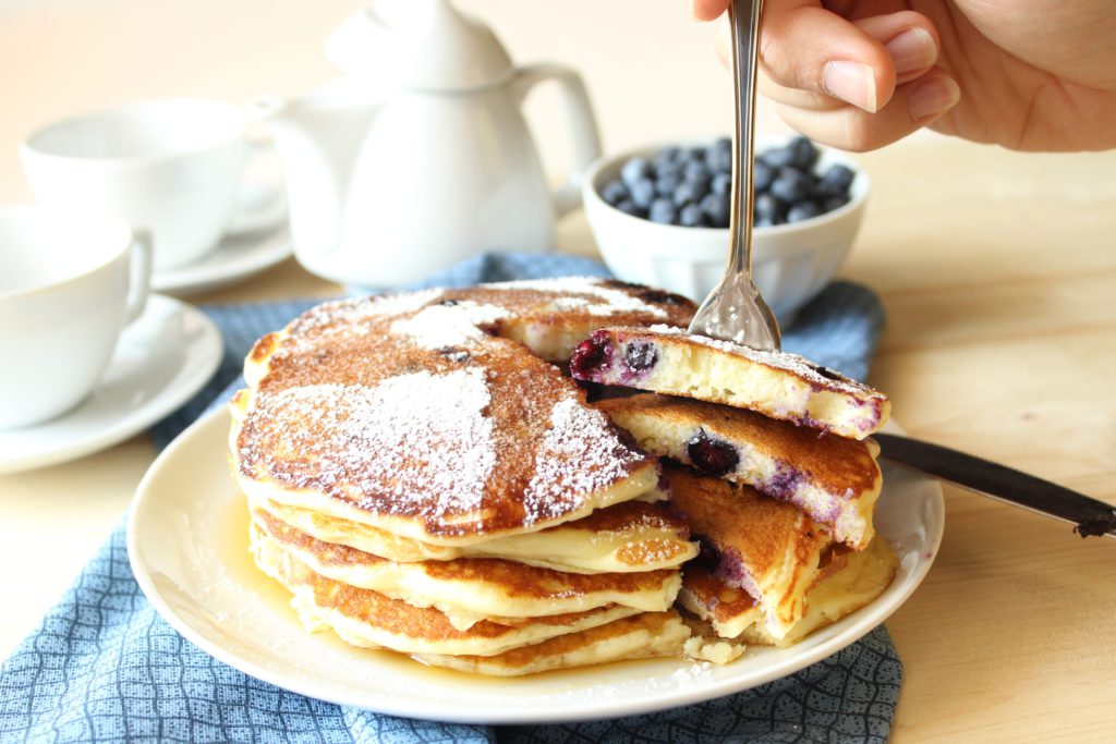 fetta di pancakes ai mirtilli e sciroppo d'acero