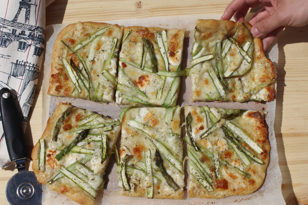 focaccia agli asparagi e mozzarella