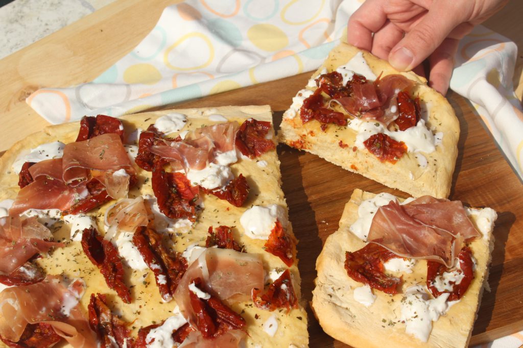 focaccia con burrata e prosciutto crudo