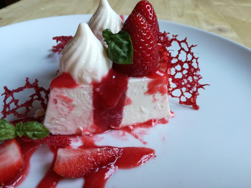 panna cotta con coulis di fragole e lamponi