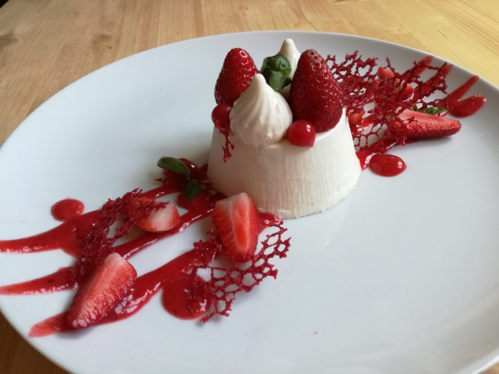 panna cotta alle fragole aromatizza al basilico