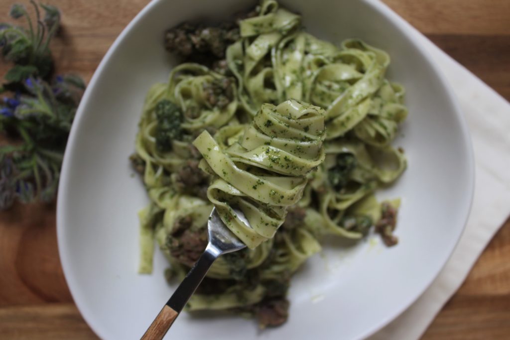 tagliatelle al pesto di borragine e salsiccia