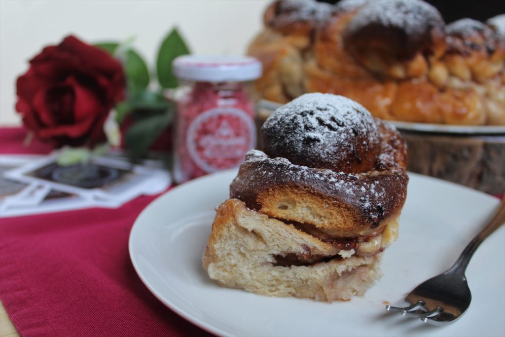 torta di rose profumata ai lamponi