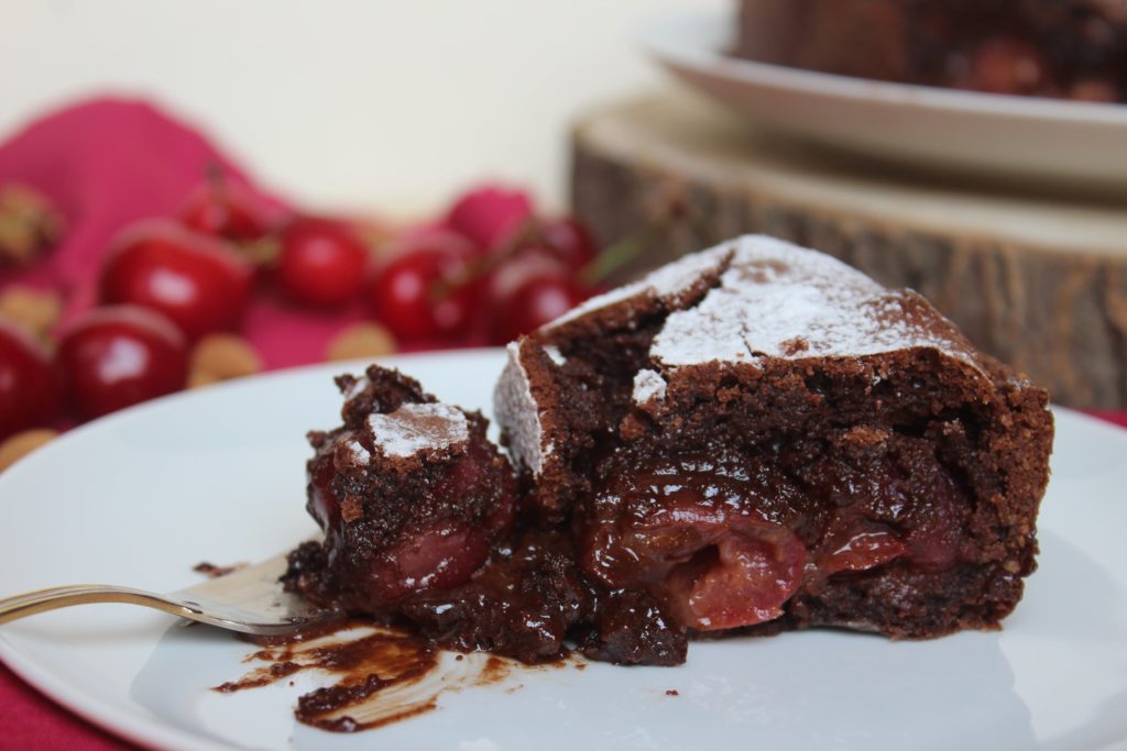 torta con ciliegie e cioccolato