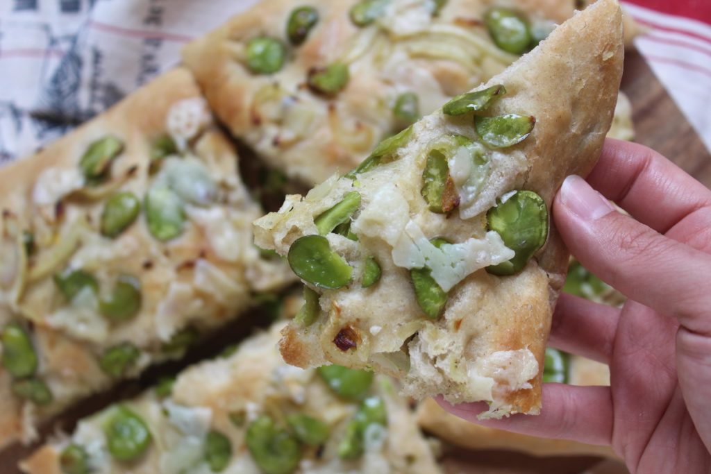 focaccia con fave, cipolla e pecorino 