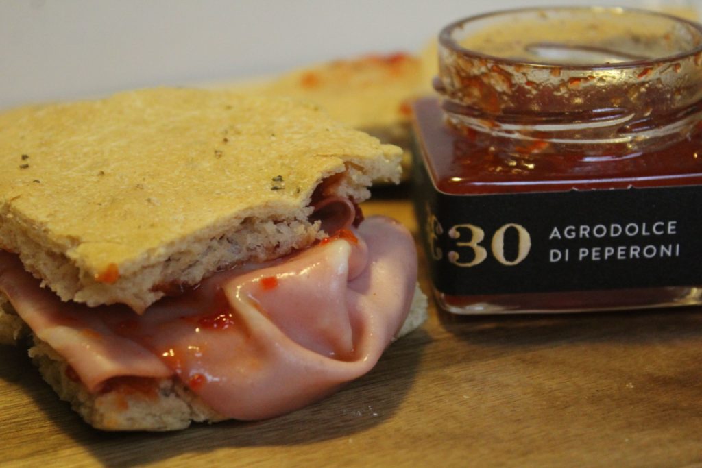 focaccia con mortadella e agrodolce di peperoni