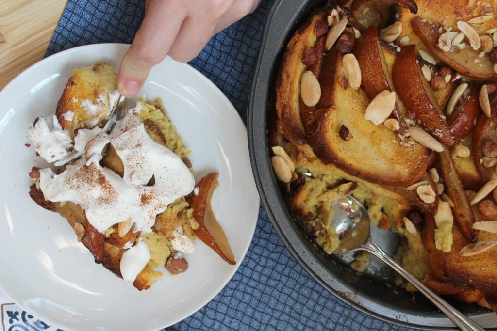 pudding con pere e panna montata alla cannella