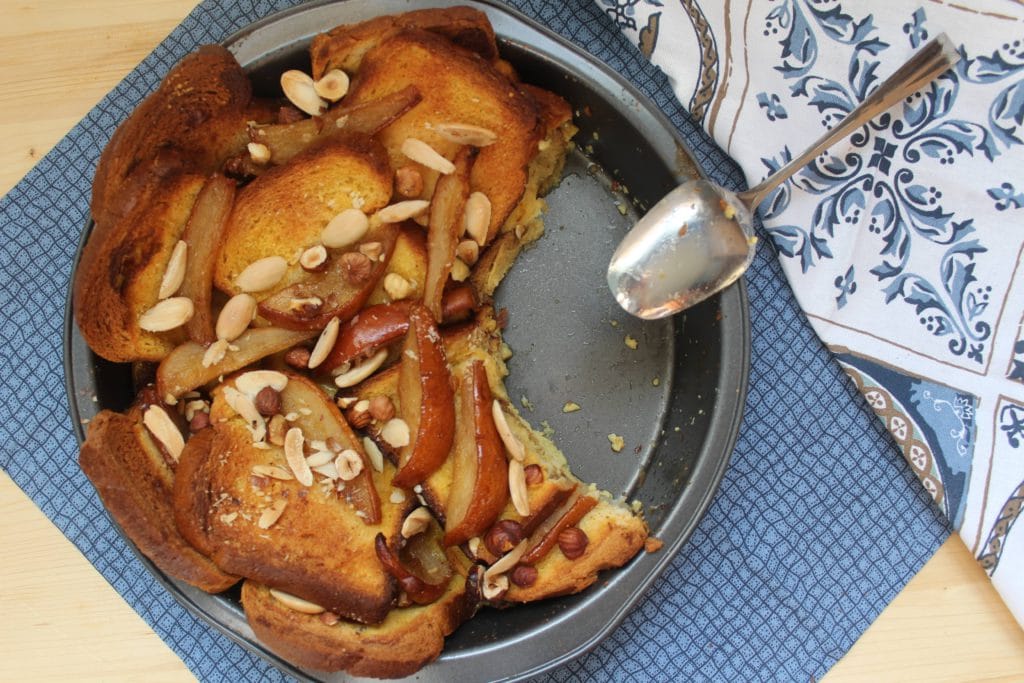 teglia di pudding alle pere caramellate