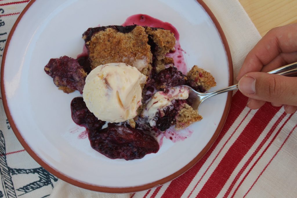 cobbler alle pesche e more con gelato alla vaniglia