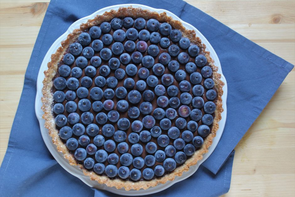 crostata alle nocciole con mirtilli e cioccolato