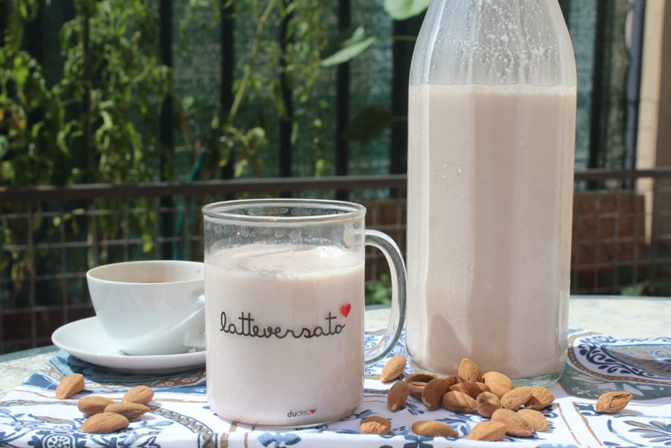 latte di mandorla fatto in casa