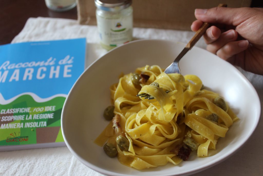 tagliatelle all'uovo con fave e guanciale