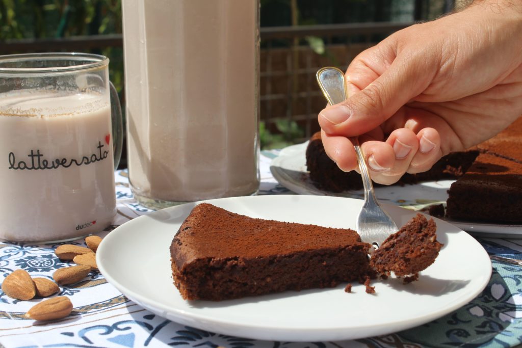 fetta di torta al cioccolato e okara di mandorle