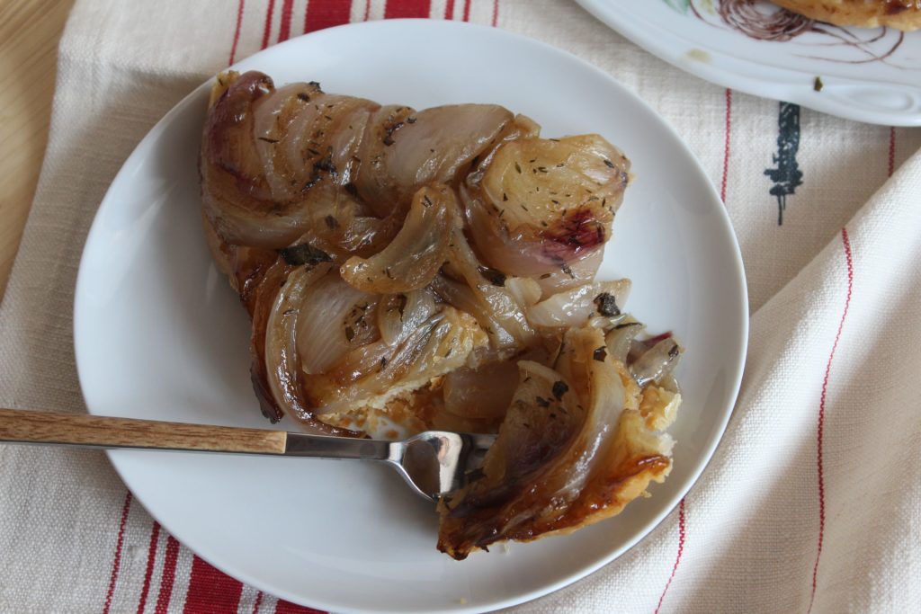 fetta di tarte tatin alle cipolle